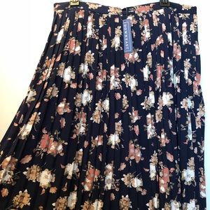 Price⬇️ NWT Downeast New Lines Skirt in Navy Bloom